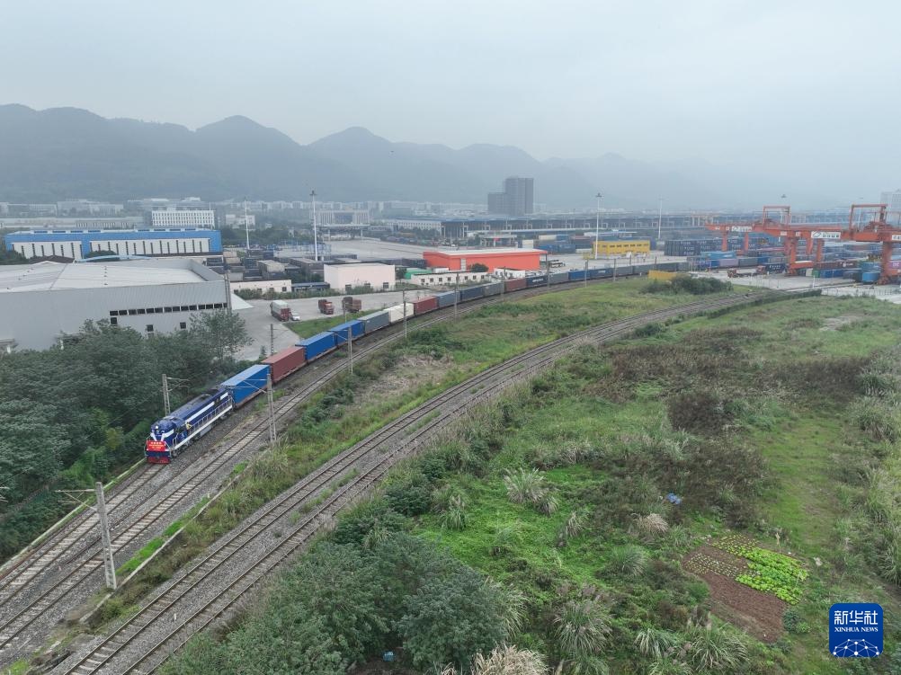 中欧班列开行突破10万列 中欧班列开行突破10万列