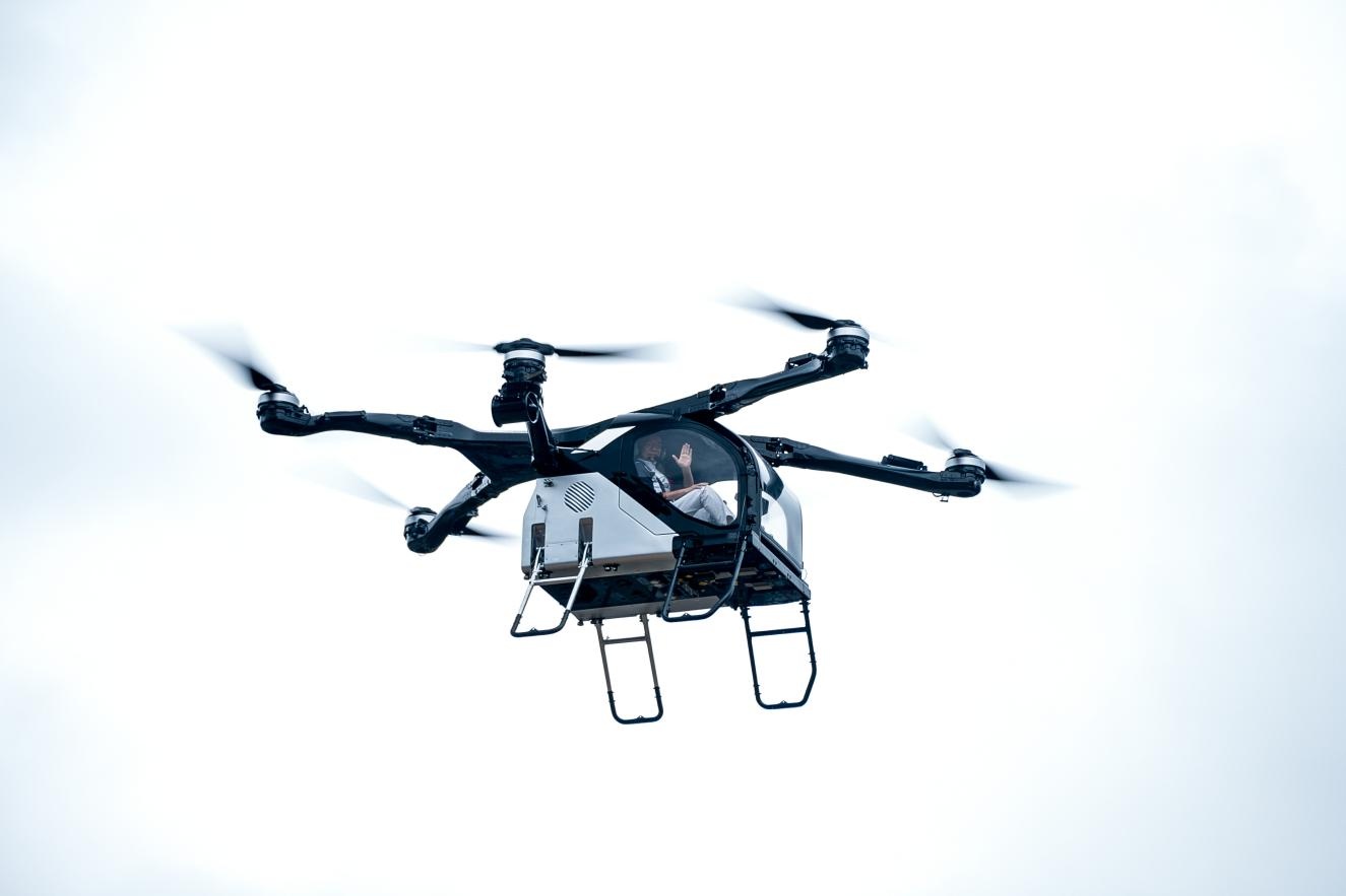 “陆地航母”完成全球公开载人首飞