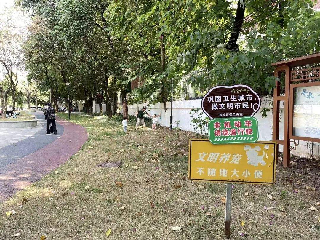 广州一广场草地疑有“毒物”，数位狗主的爱犬遭殃，街道办回应→