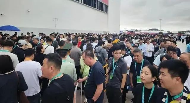 航展现场排起“长龙”，究竟为了什么→