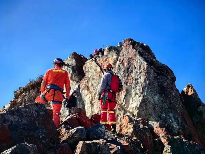 九峰山一驴友”坠崖?当地通报! 九峰山一驴友”坠崖?当地通报!