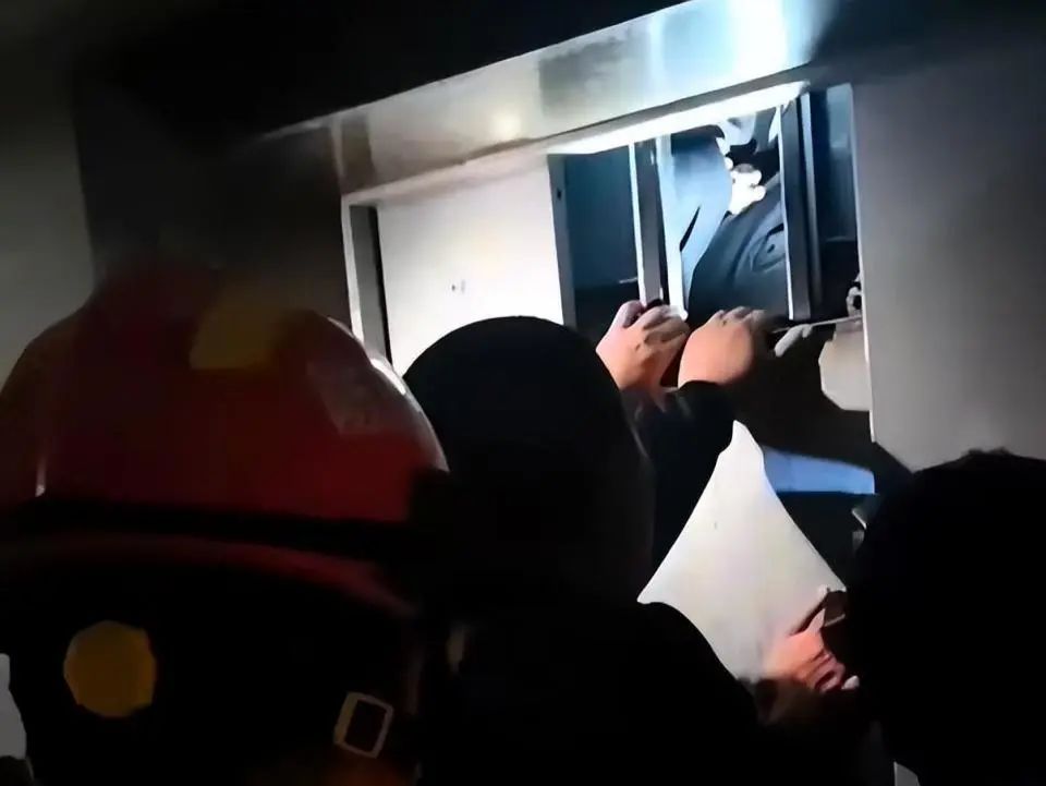 可怕！小区电梯突然从11楼冲到28楼！7岁男孩被卡30分钟！