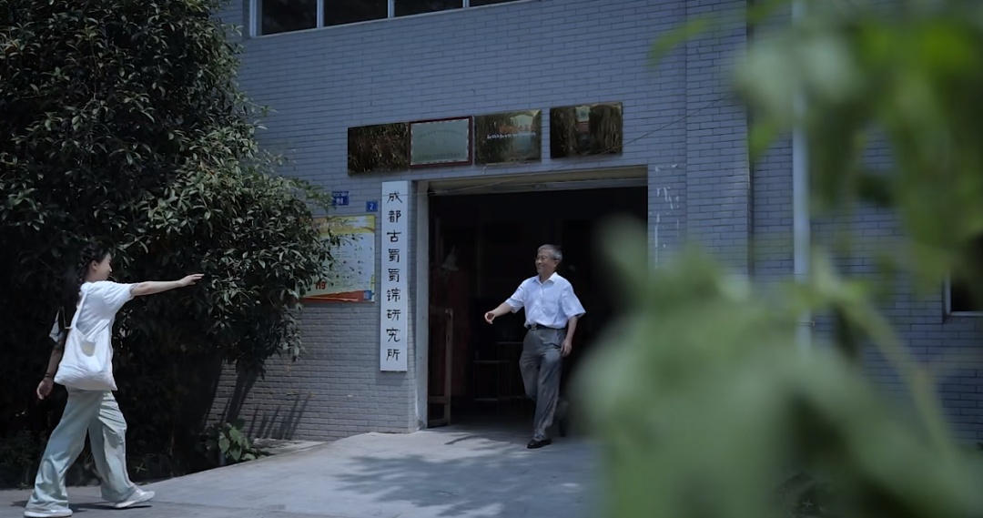 李子柒熊猫蜀锦裙是自己缝的！