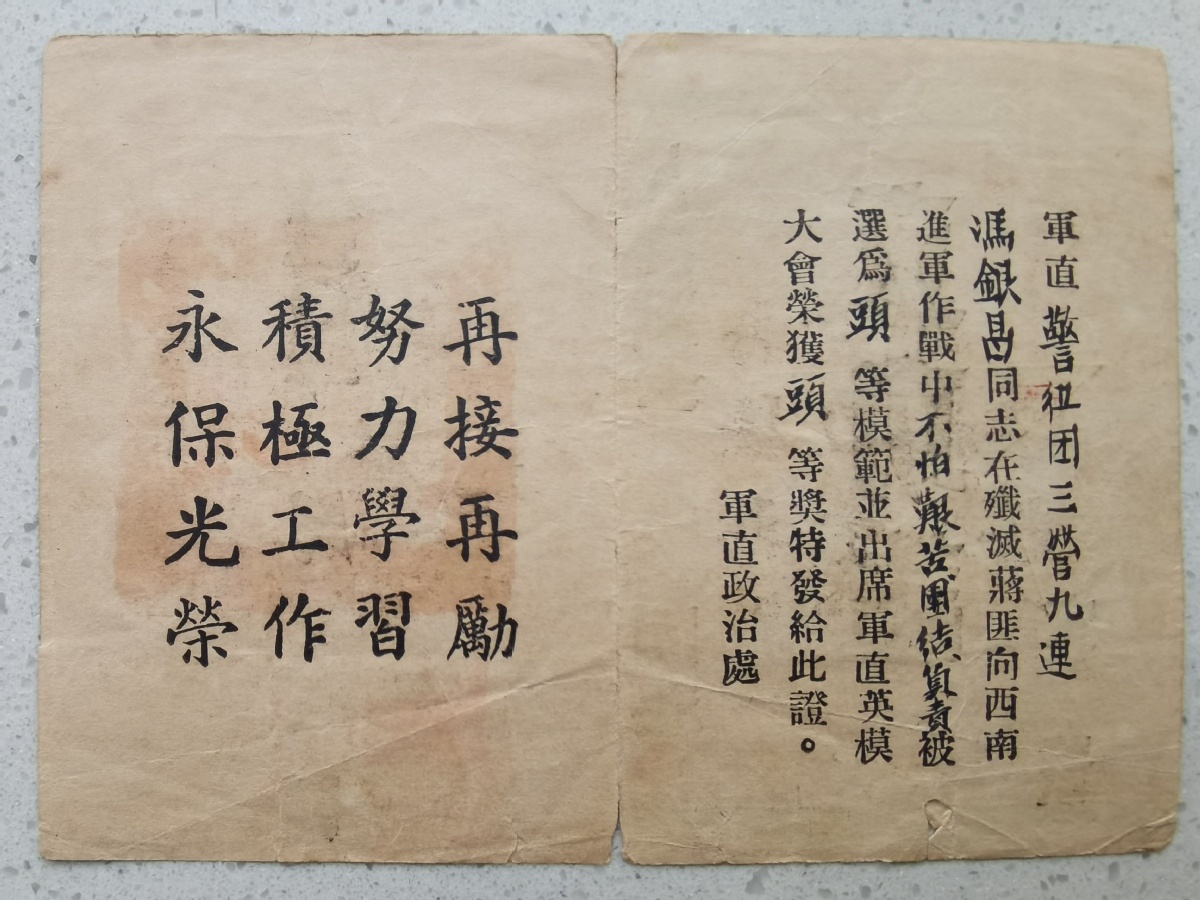 “爸爸，您看到我们自主研发的舰载机了吗？”退休老人举父辈照片看航展
