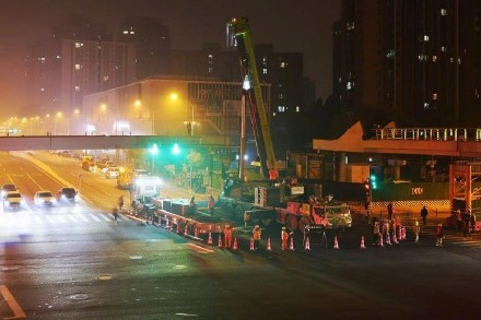 北京朝阳大悦城“口”形人行天桥钢箱梁吊装完成 进入完工倒计时 北京朝阳大悦城“口”形人行天桥钢箱梁吊装完成 进入完工倒计时