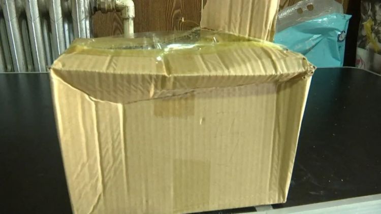 女子欲邮寄7.32万元现金，快递小哥机智报警……