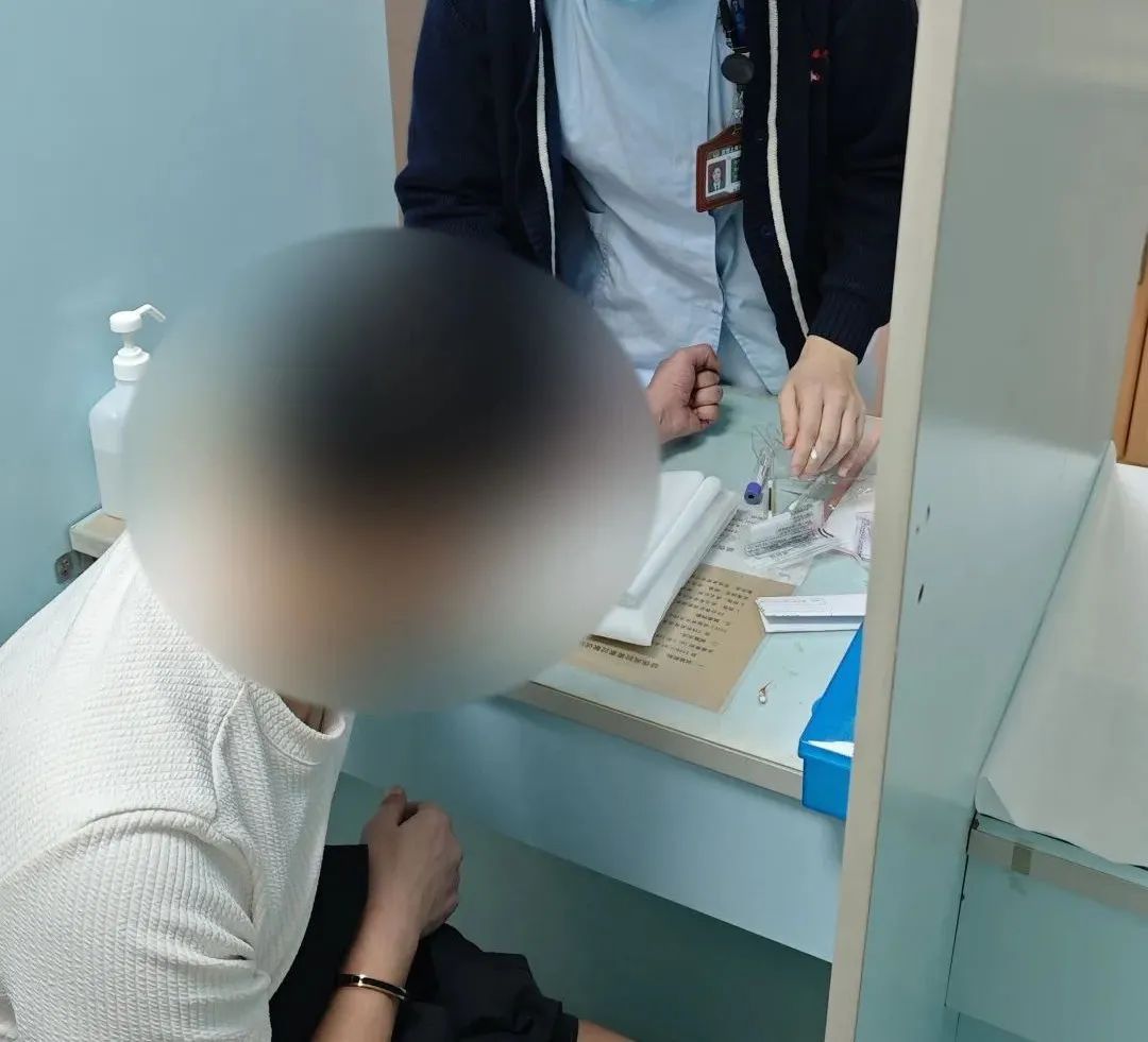 男子“昏迷”早餐店 最后怎么还被蜀黍带走了? 男子“昏迷”早餐店 最后怎么还被蜀黍带走了?