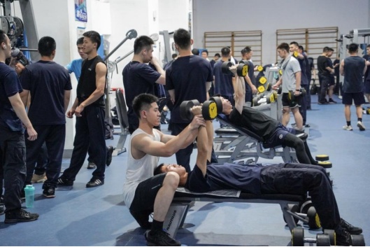 健身房要排队取号?网友:看完嘴角压不住了 健身房要排队取号?网友:看完嘴角压不住了