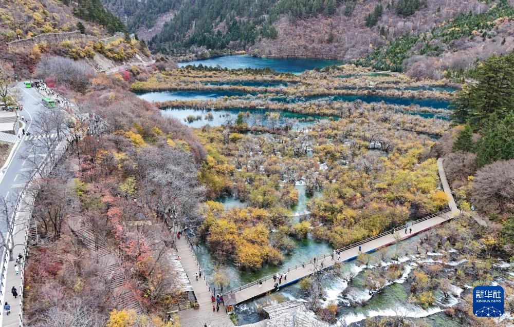 四川九寨沟景区“淡季不淡” 四川九寨沟景区“淡季不淡”