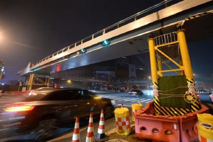 北京朝阳大悦城“口”形人行天桥钢箱梁吊装完成 进入完工倒计时 北京朝阳大悦城“口”形人行天桥钢箱梁吊装完成 进入完工倒计时