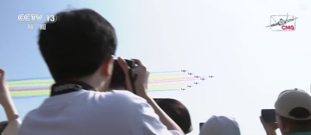 酷炫,展现血性胆气!空军飞行表演队炫舞蓝天 酷炫,展现血性胆气!空军飞行表演队炫舞蓝天