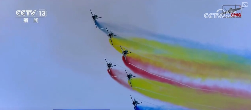 酷炫,展现血性胆气!空军飞行表演队炫舞蓝天 酷炫,展现血性胆气!空军飞行表演队炫舞蓝天