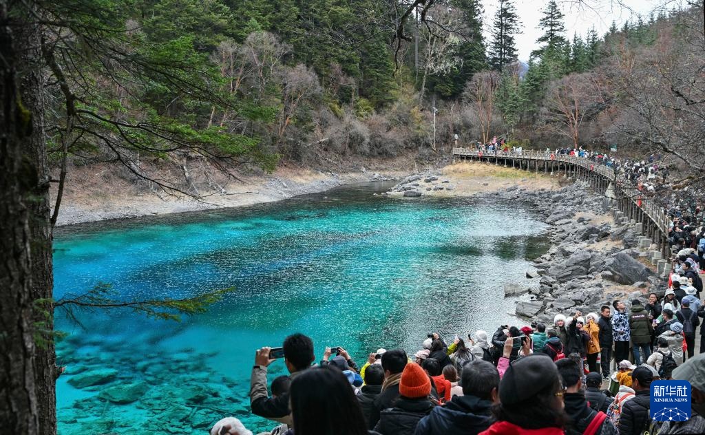四川九寨沟景区“淡季不淡” 四川九寨沟景区“淡季不淡”