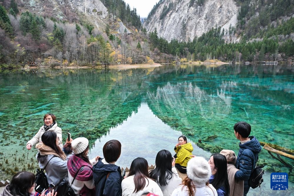 四川九寨沟景区“淡季不淡” 四川九寨沟景区“淡季不淡”