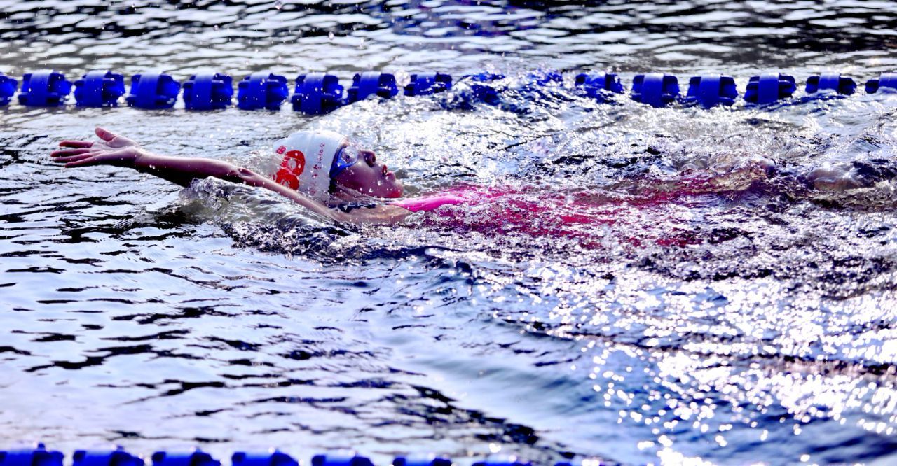 “泳”者无畏！来感受冬泳的热烈→