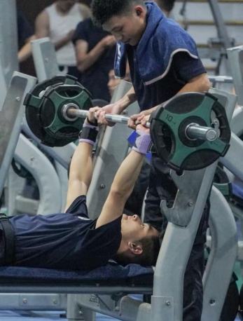 健身房要排队取号?网友:看完嘴角压不住了 健身房要排队取号?网友:看完嘴角压不住了