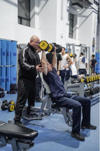 健身房要排队取号?网友:看完嘴角压不住了 健身房要排队取号?网友:看完嘴角压不住了