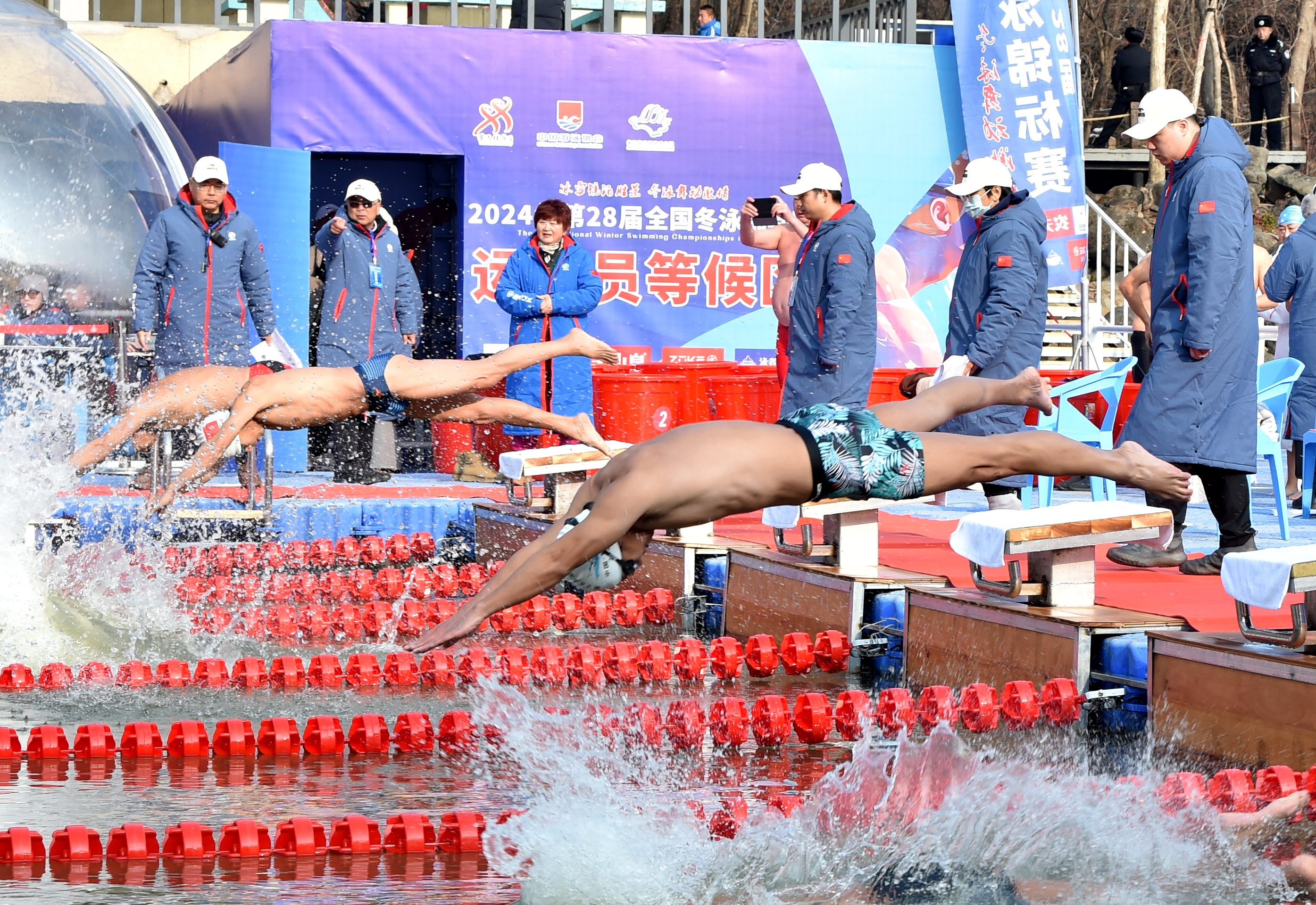 “泳”者无畏！来感受冬泳的热烈→