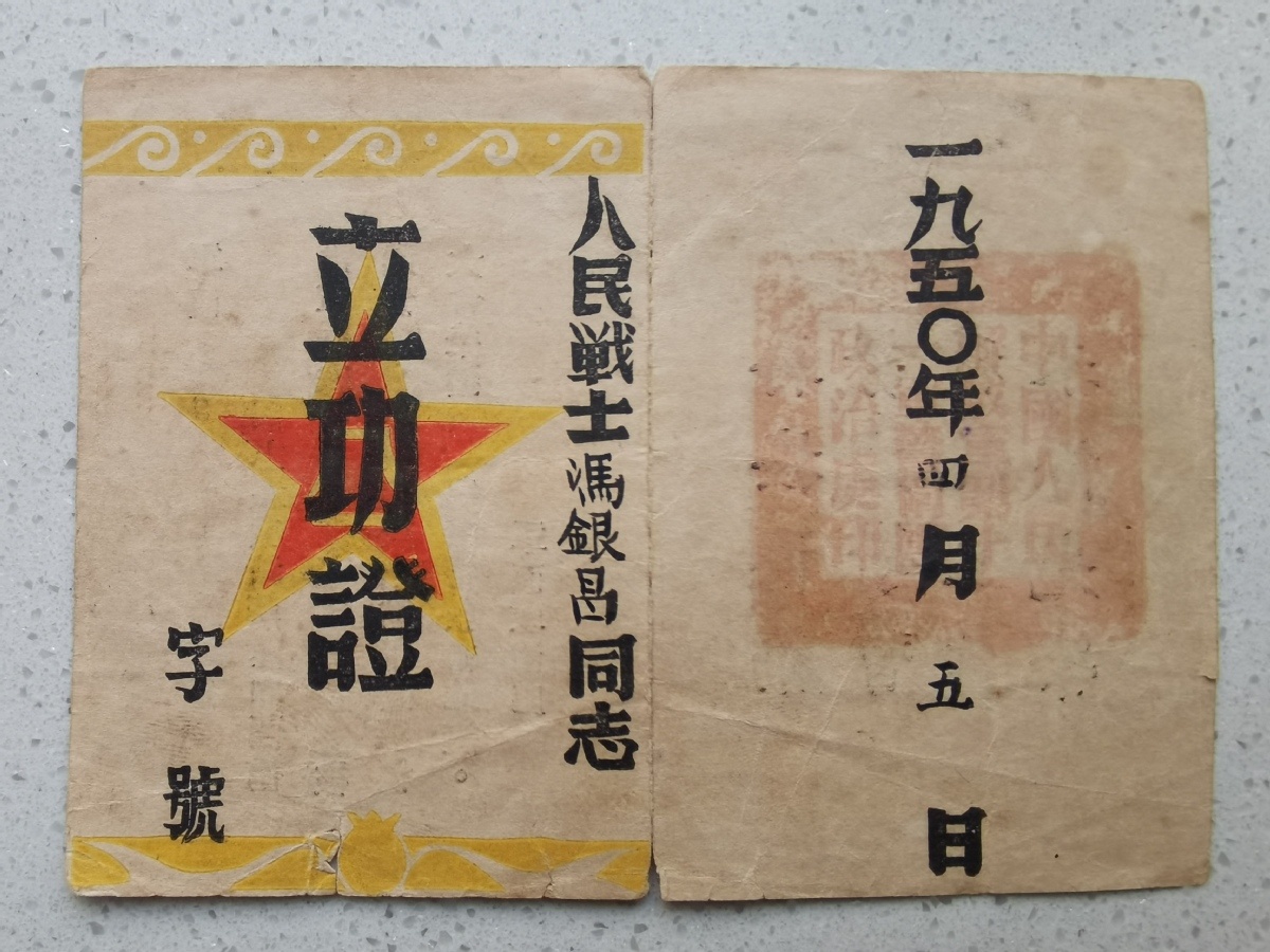 “爸爸，您看到我们自主研发的舰载机了吗？”退休老人举父辈照片看航展