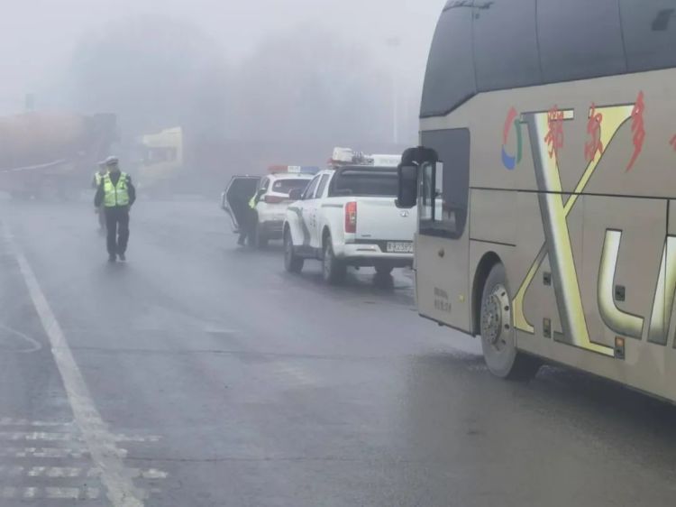 大雾封路，内蒙古一地14辆大巴几百名学生滞留，交警接力护航……