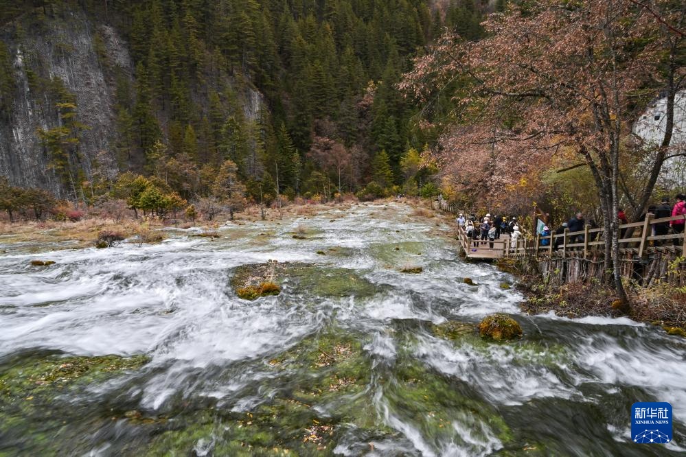 四川九寨沟景区“淡季不淡” 四川九寨沟景区“淡季不淡”