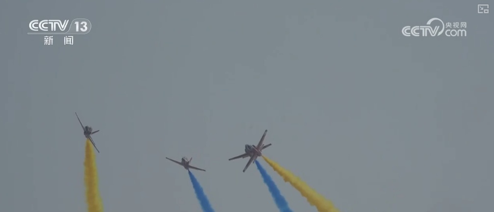 酷炫,展现血性胆气!空军飞行表演队炫舞蓝天 酷炫,展现血性胆气!空军飞行表演队炫舞蓝天