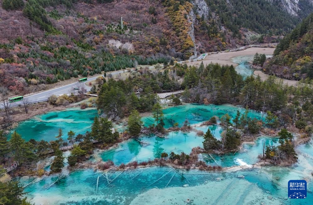 四川九寨沟景区“淡季不淡” 四川九寨沟景区“淡季不淡”