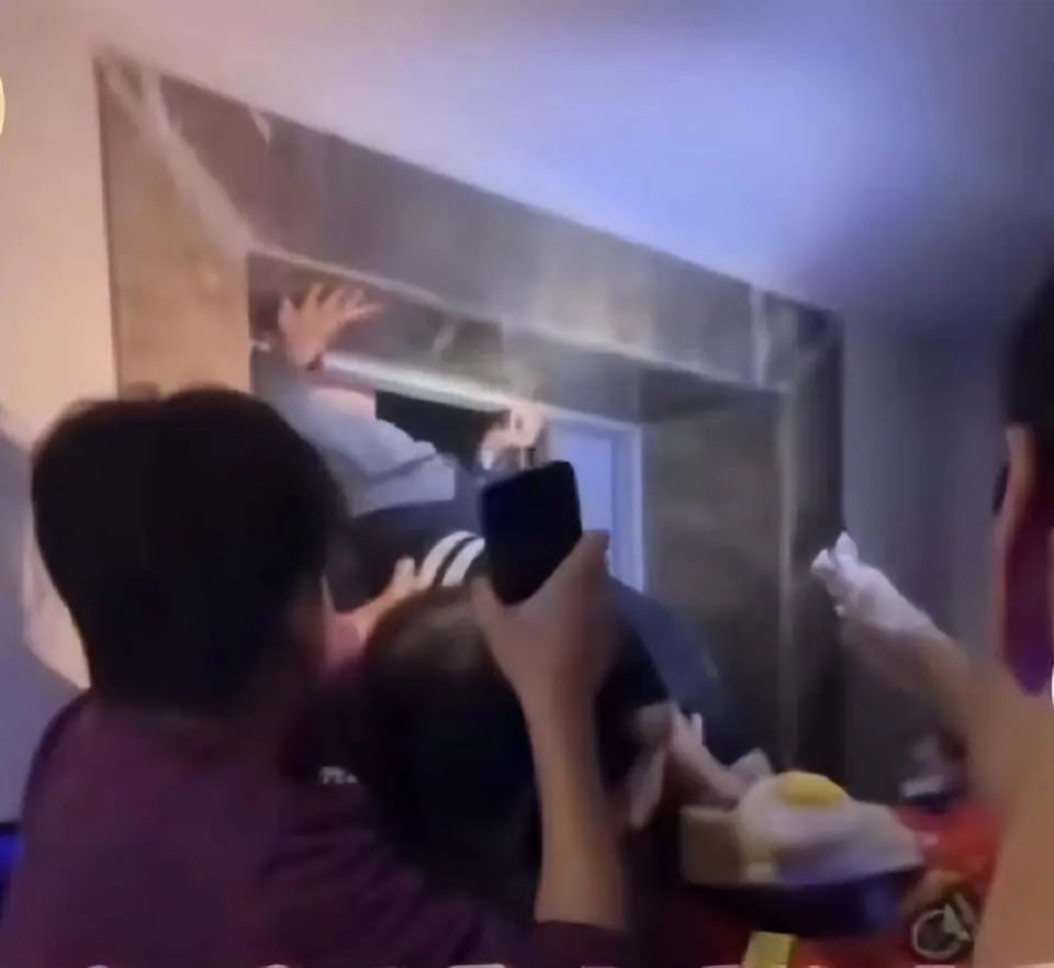 电梯突然从11楼冲到28楼,致男童多处骨折!紧急提醒→ 电梯突然从11楼冲到28楼,致男童多处骨折!紧急提醒→