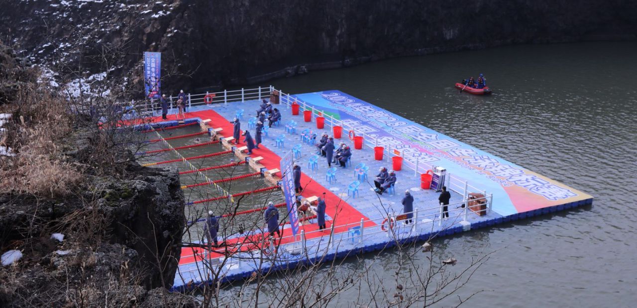 “泳”者无畏！来感受冬泳的热烈→