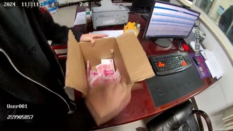 女子欲邮寄7.32万元现金，快递小哥机智报警……