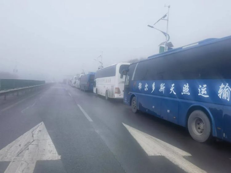 大雾封路，内蒙古一地14辆大巴几百名学生滞留，交警接力护航……