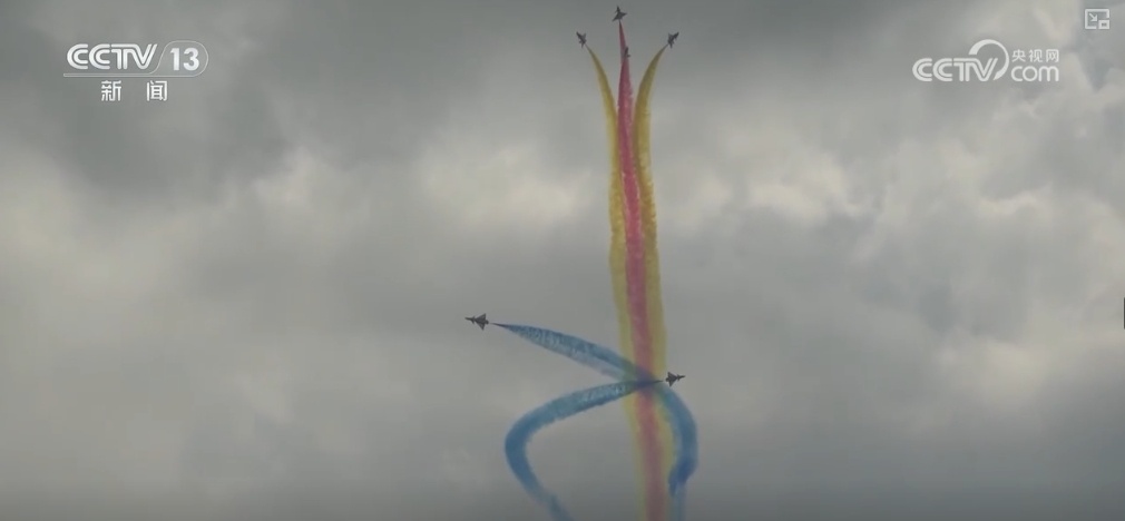 酷炫,展现血性胆气!空军飞行表演队炫舞蓝天 酷炫,展现血性胆气!空军飞行表演队炫舞蓝天