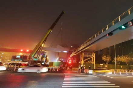 北京朝阳大悦城“口”形人行天桥钢箱梁吊装完成 进入完工倒计时 北京朝阳大悦城“口”形人行天桥钢箱梁吊装完成 进入完工倒计时