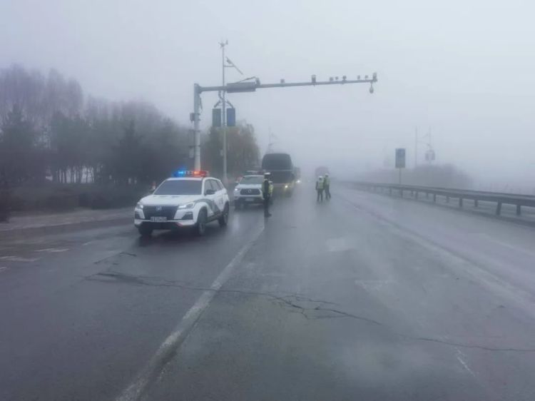 大雾封路，内蒙古一地14辆大巴几百名学生滞留，交警接力护航……