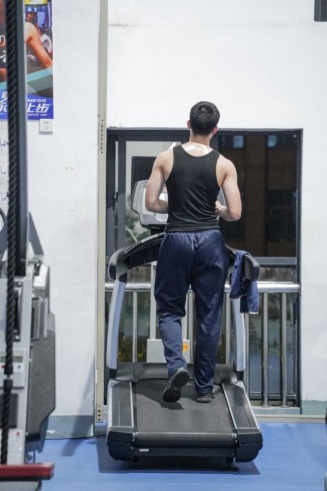 健身房要排队取号?网友:看完嘴角压不住了 健身房要排队取号?网友:看完嘴角压不住了