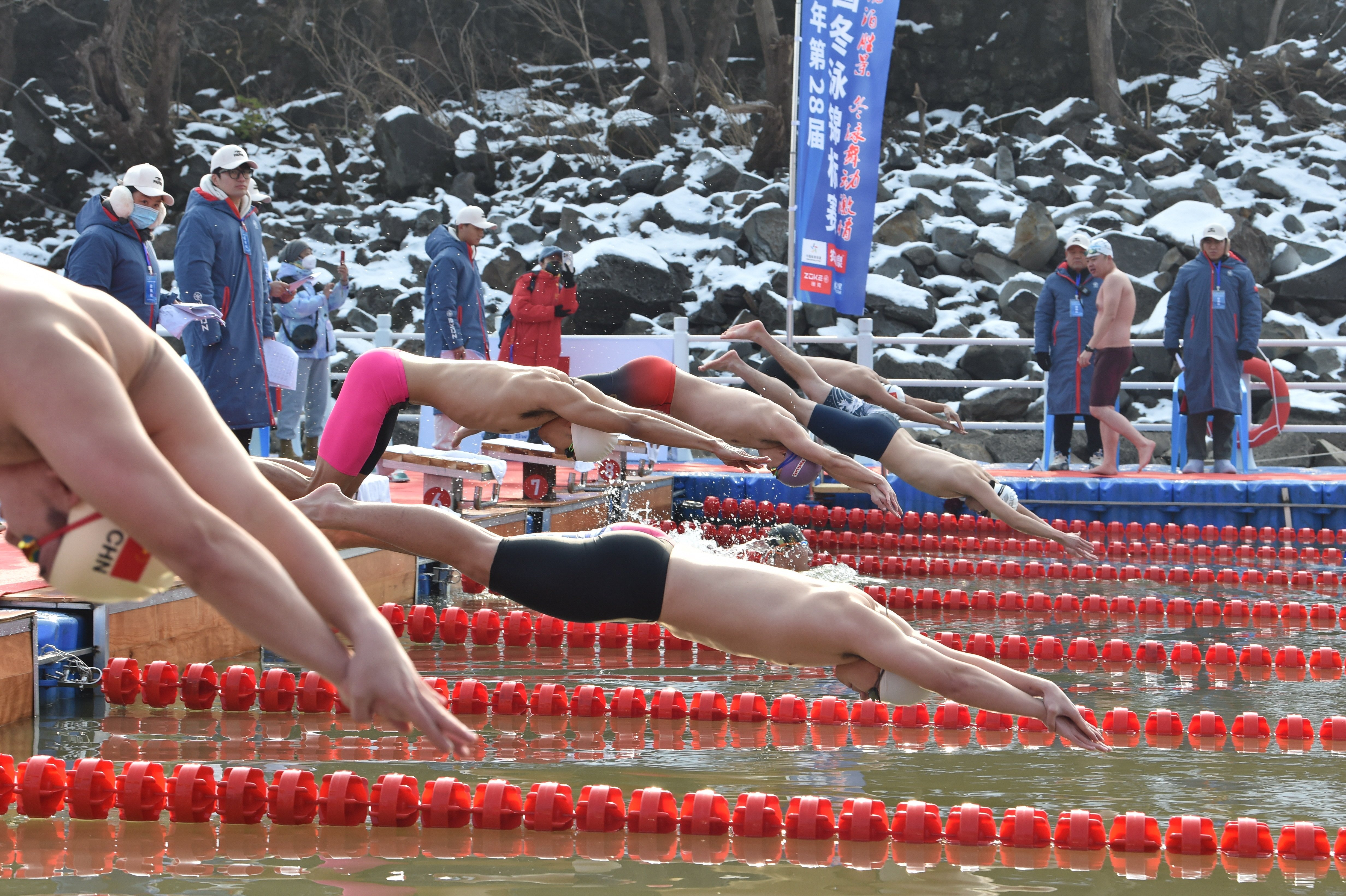 “泳”者无畏！来感受冬泳的热烈→