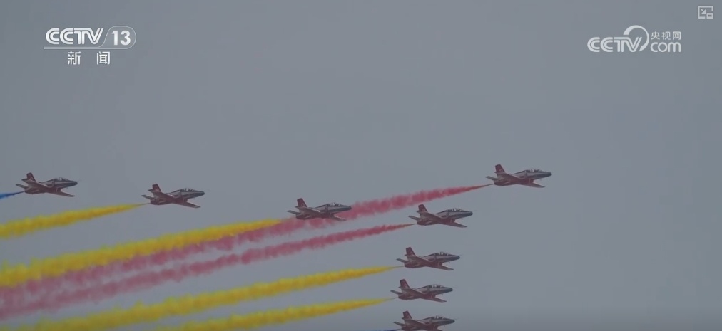 八机盘旋、八机钻石斤斗……劲舞苍穹!120秒飞行员空中视角看“红鹰” 八机盘旋、八机钻石斤斗……劲舞苍穹!120秒飞行员空中视角看“红鹰”