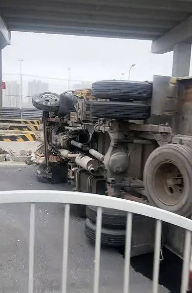 事发上海一高速收费站!快递货车侧翻堵死2根车道!3天2起类似事故 事发上海一高速收费站!快递货车侧翻堵死2根车道!3天2起类似事故