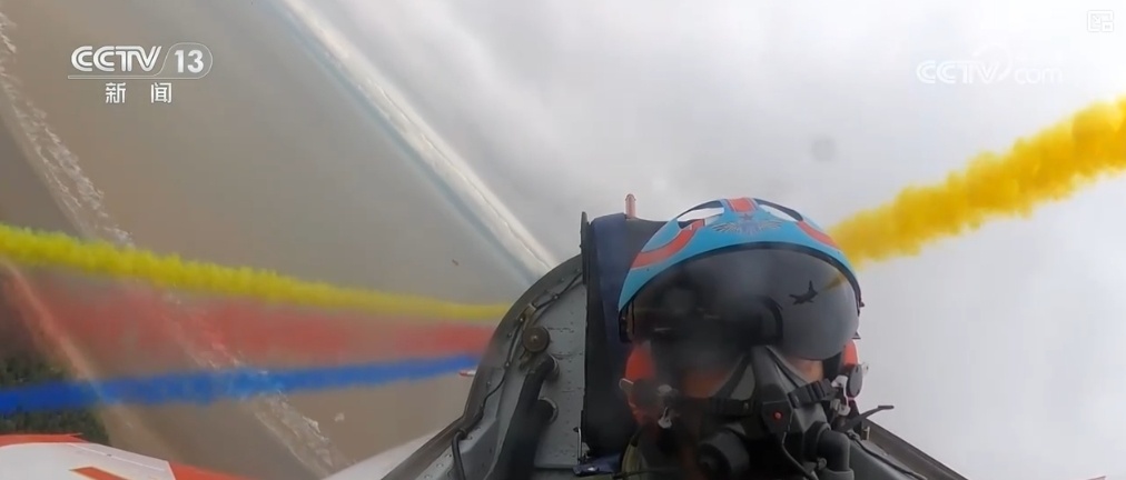 八机盘旋、八机钻石斤斗……劲舞苍穹!120秒飞行员空中视角看“红鹰” 八机盘旋、八机钻石斤斗……劲舞苍穹!120秒飞行员空中视角看“红鹰”