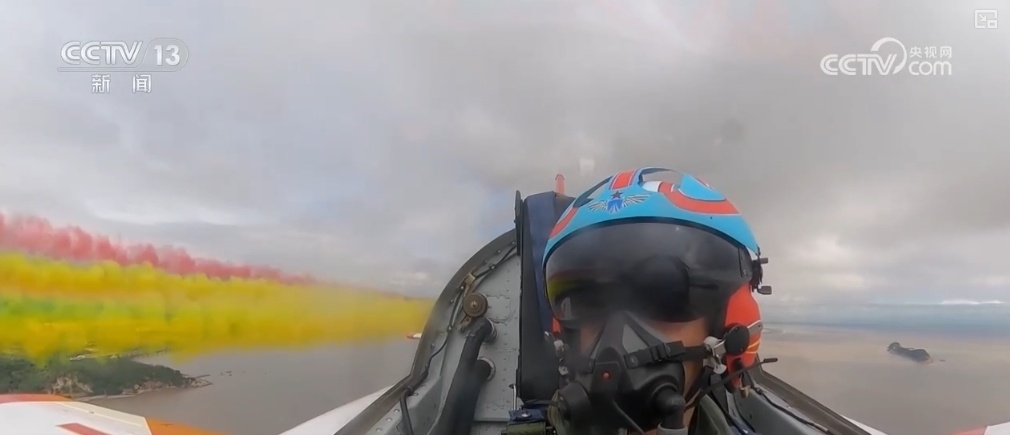 八机盘旋、八机钻石斤斗……劲舞苍穹!120秒飞行员空中视角看“红鹰” 八机盘旋、八机钻石斤斗……劲舞苍穹!120秒飞行员空中视角看“红鹰”