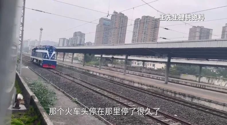 11岁男孩爬火车头遭高压电击！父母崩溃......
