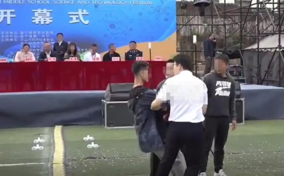 “有钱请表演没钱修宿舍”，学生质问学校被带离，当地通报