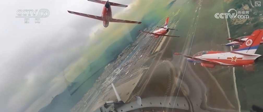 八机盘旋、八机钻石斤斗……劲舞苍穹!120秒飞行员空中视角看“红鹰” 八机盘旋、八机钻石斤斗……劲舞苍穹!120秒飞行员空中视角看“红鹰”