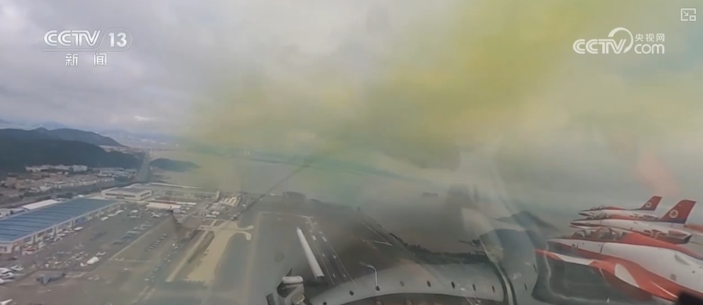 八机盘旋、八机钻石斤斗……劲舞苍穹!120秒飞行员空中视角看“红鹰” 八机盘旋、八机钻石斤斗……劲舞苍穹!120秒飞行员空中视角看“红鹰”