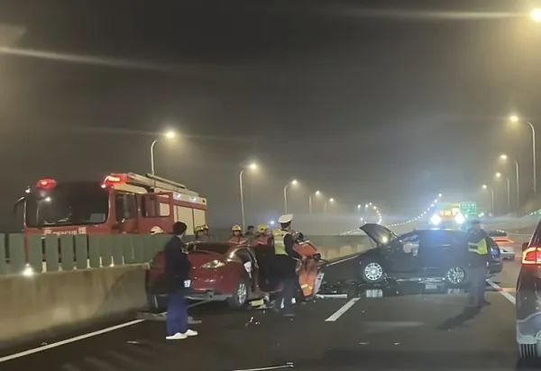 事发上海高架！一车行驶前方突然出现逆行车，直接相撞…错过出口这么做