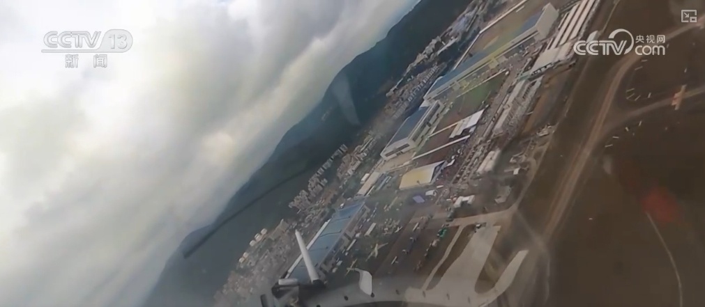 八机盘旋、八机钻石斤斗……劲舞苍穹!120秒飞行员空中视角看“红鹰” 八机盘旋、八机钻石斤斗……劲舞苍穹!120秒飞行员空中视角看“红鹰”