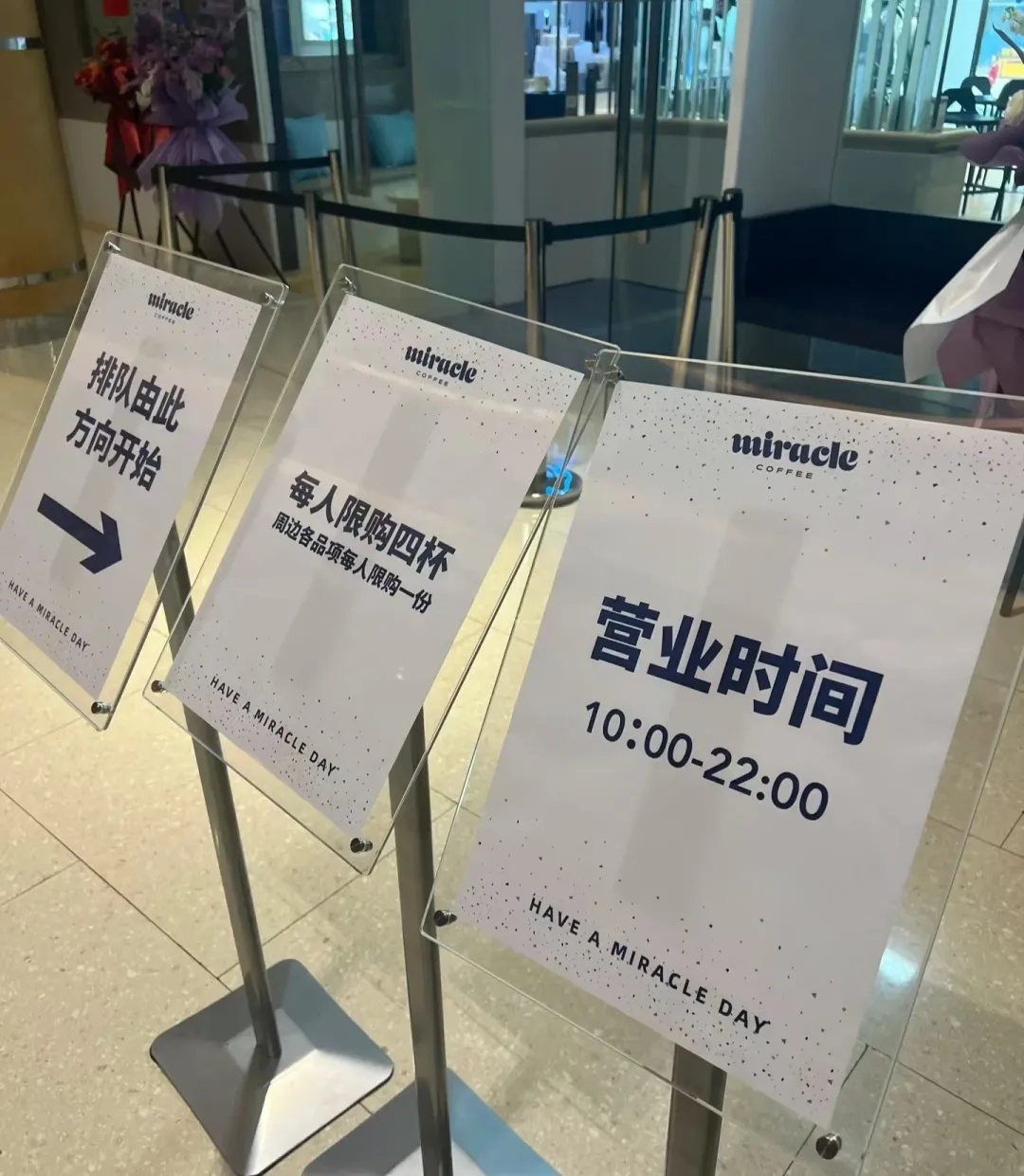 上海这里又人山人海!知名歌手咖啡店开业,粉丝一早就来排队了 上海这里又人山人海!知名歌手咖啡店开业,粉丝一早就来排队了