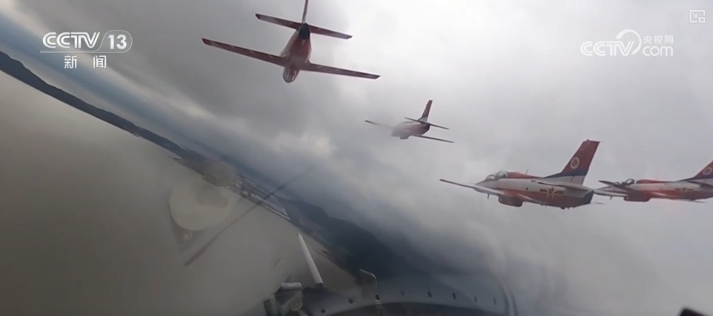 八机盘旋、八机钻石斤斗……劲舞苍穹!120秒飞行员空中视角看“红鹰” 八机盘旋、八机钻石斤斗……劲舞苍穹!120秒飞行员空中视角看“红鹰”