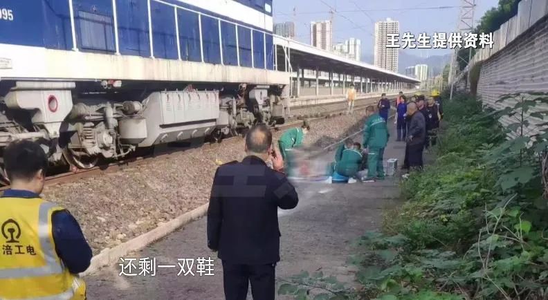 11岁男孩爬火车头遭高压电击！父母崩溃......