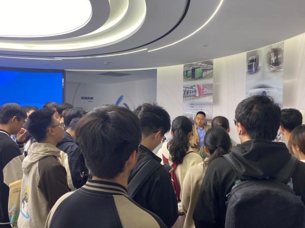 带着“I人”毕业生包车组团去求职